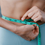 Femme qui mesure son tour de taille avec Wegovy