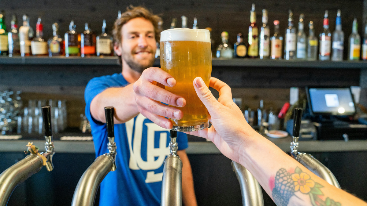 Serveur qui sert une bière