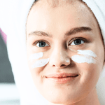 Femme avec une crème visage testée dermatologiquement