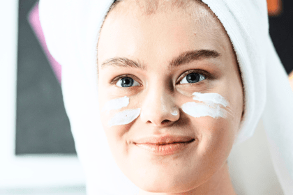 Femme avec une crème visage testée dermatologiquement