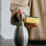 nettoyage d'un airfryer à l'éponge