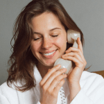 Femme avec un téléphone fixe inutile