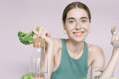 Personne avec aliments riches en magnésium