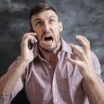 Homme qui subit une arnaque téléphonique
