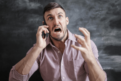 Homme qui subit une arnaque téléphonique