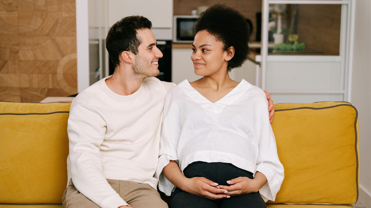 couple qui partage sa crème de jour