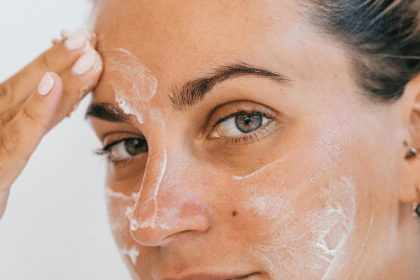 Femme qui met de la crème hydratante de jour
