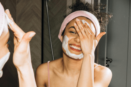 Femme avec crème nivea