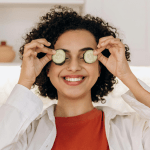 Personne qui mange des légumes