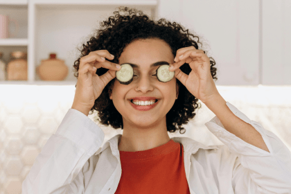 Personne qui mange des légumes