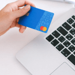 Personne qui achète en ligne pendant les promos Amazon