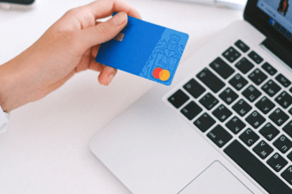 Personne qui achète en ligne pendant les promos Amazon