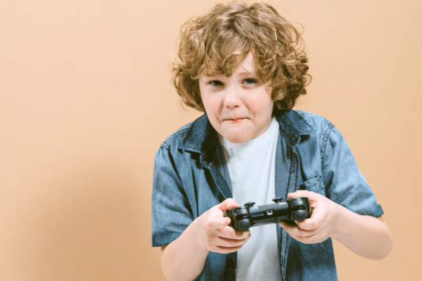 Enfant qui joue aux jeux vidéos avec contrôle parental