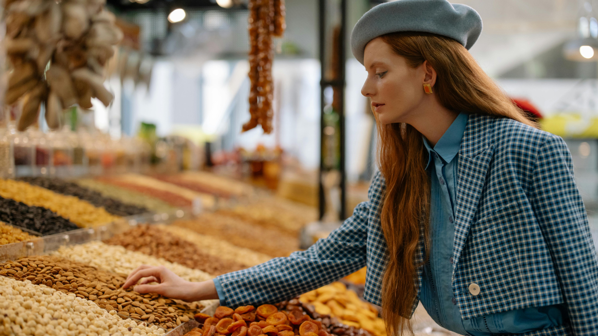 Femme qui choisit des fruits secs