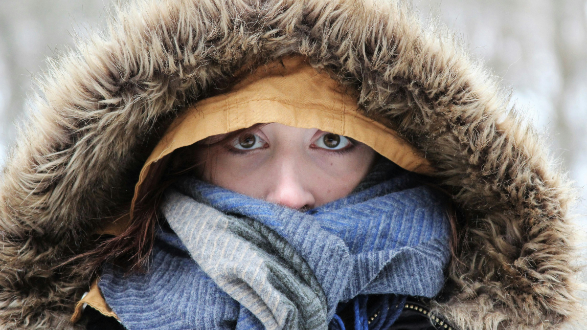 Femme qui a froid en hiver