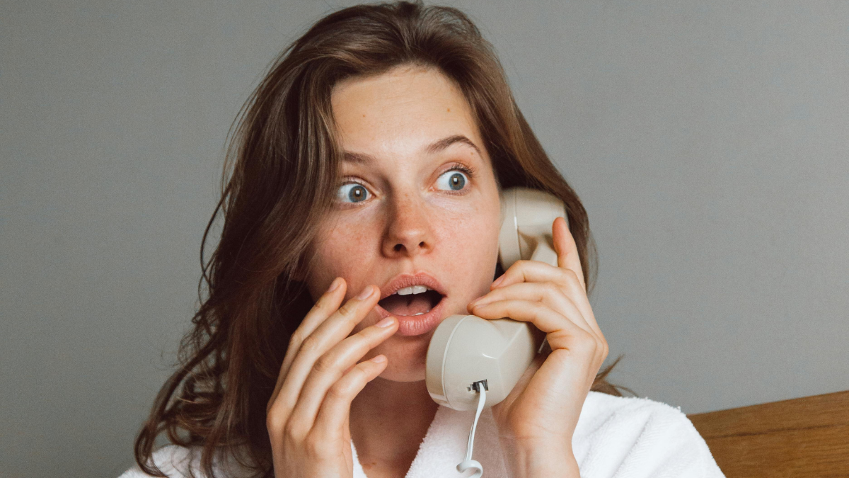Femme qui a eu un appel manqué et un rappel surtaxé